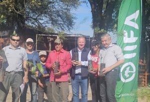 EL IIFA HIZO ENTREGA DE EJEMPLARES A EMPRENDEDORES ARTESANOS DE MACHAGAI
